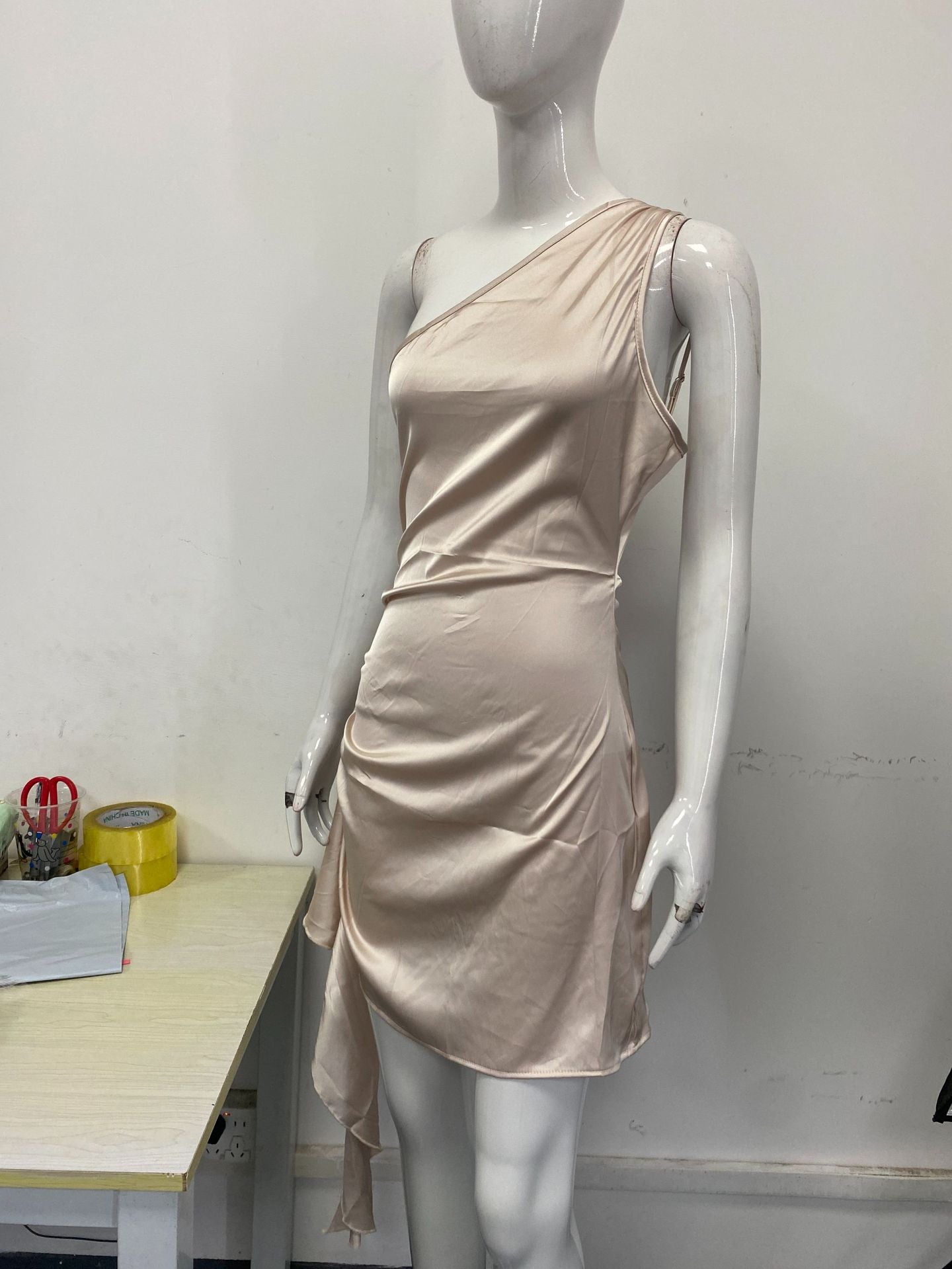 Damen Elegantes Ein-Schulter Kleid mit fließendem Schnitt und asymmetrischem Saum R&B