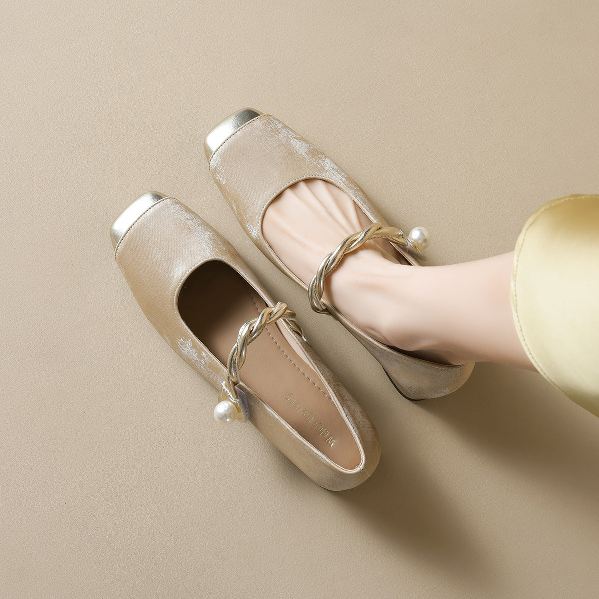 Damen elegante Ballerinas mit luxuriösem Perlenschmuck und modischem Riemendesign