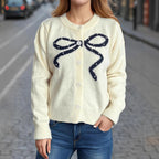 Damen Strickjacke mit verspieltem Schleifenmotiv und hochwertigen Knopfdetails R&B