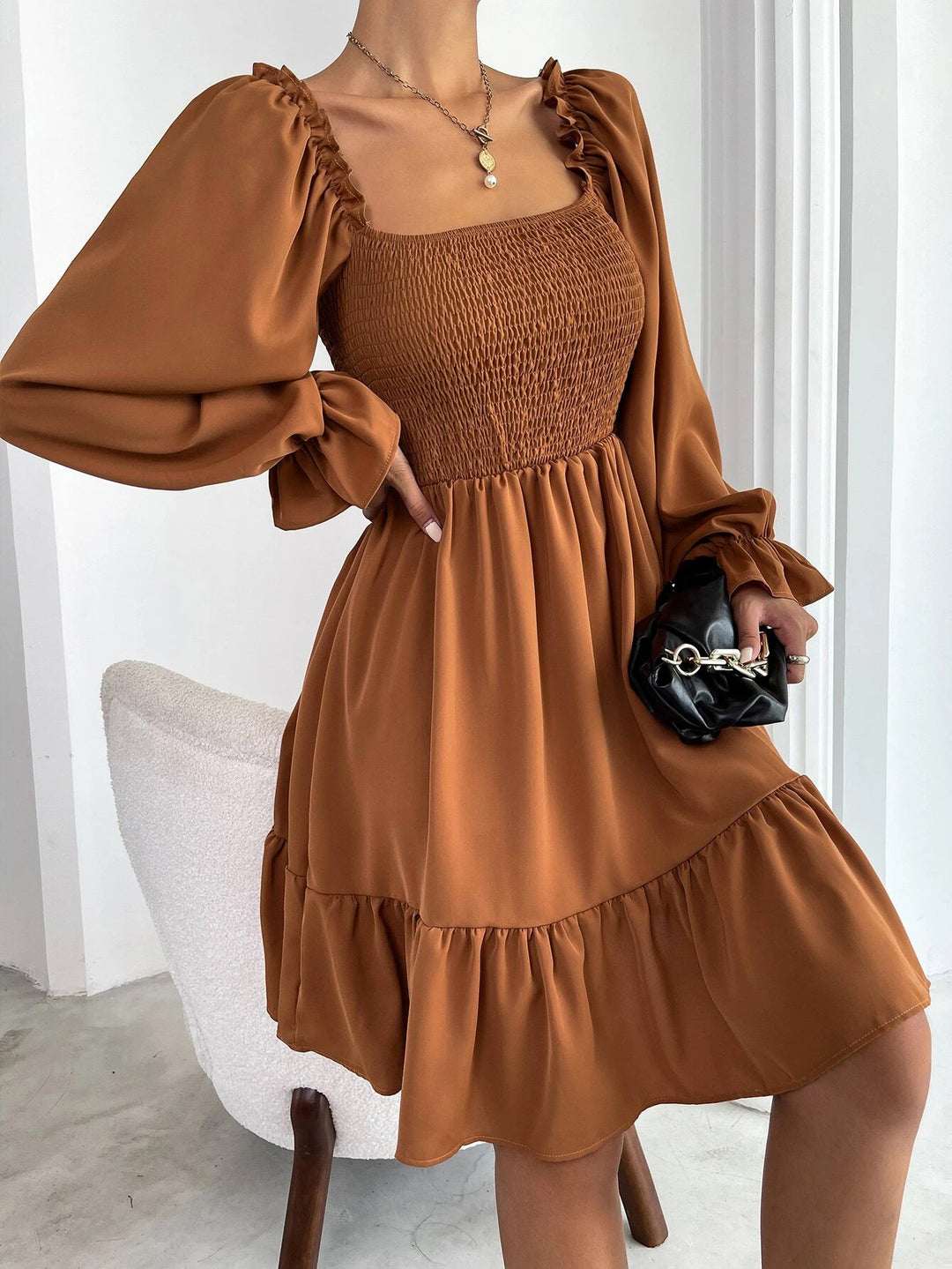 R&B | Paralleles Krepp genähtes Kleid mit Rüschensaum