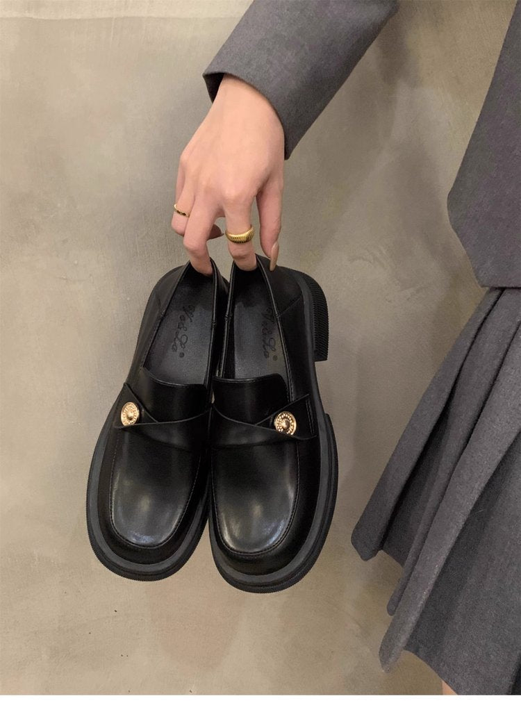 Damen elegante Lackleder-Mokassins mit goldener Schnallenverzierung R&B
