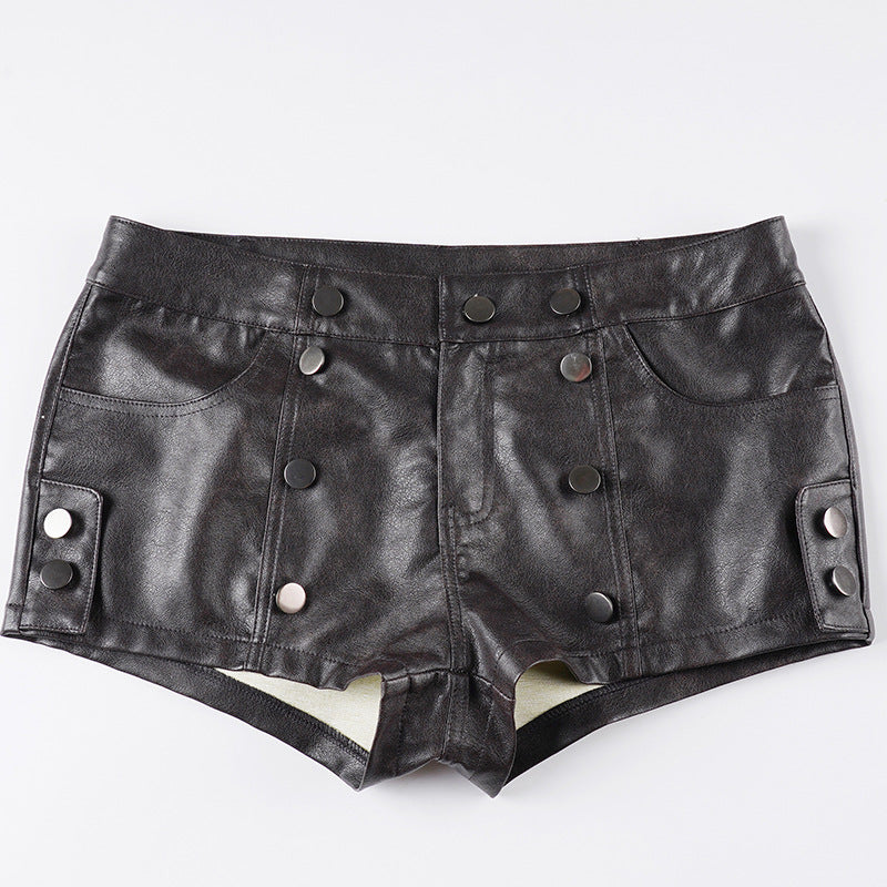 Damen Kunstleder-Shorts mit dekorativen Knopfdetails R&B