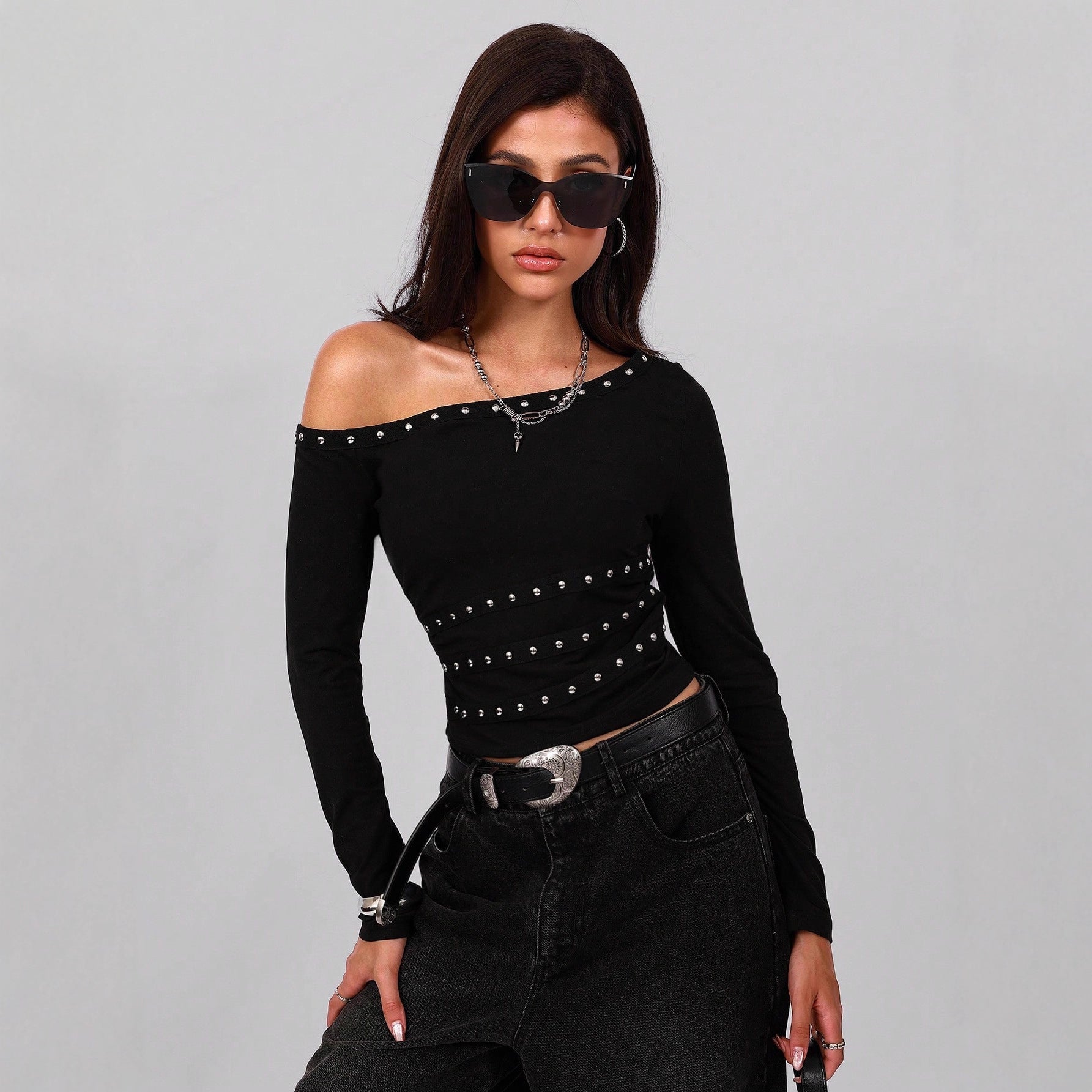 Damen nan asymmetrisches schulterfreies Langarmshirt mit Nietenbesatz und tailliertem Schnitt R&B