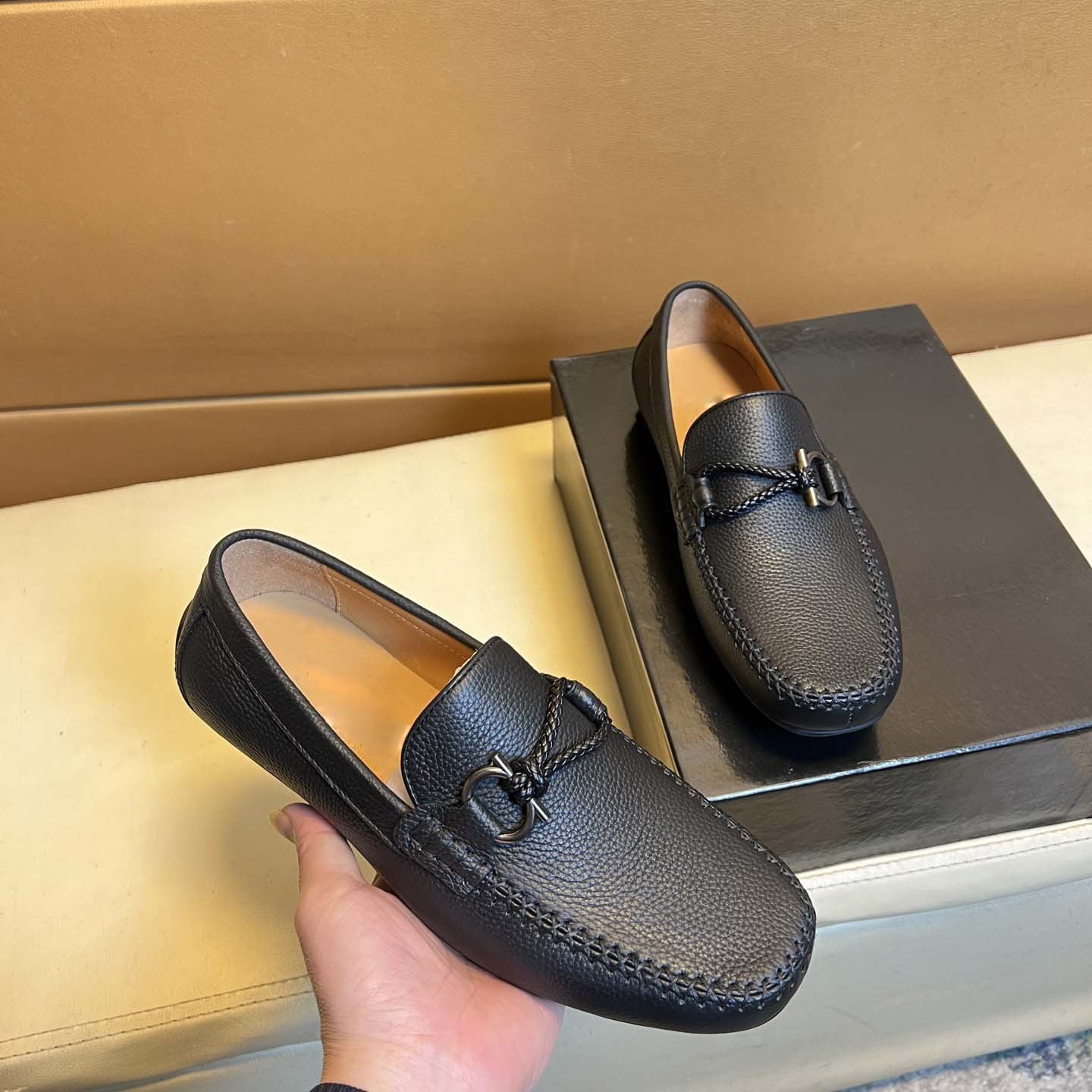 Damen Mokassin mit stilvollem Zierdetail aus hochwertigem Leder R&B