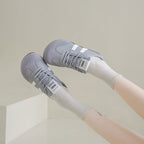 Damen Hausschuhe im sportlichen Stil mit klassischem Design R&B