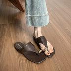 Damen elegante Zehentrenner-Sandalen mit modischem Riemendesign und goldener Applikation