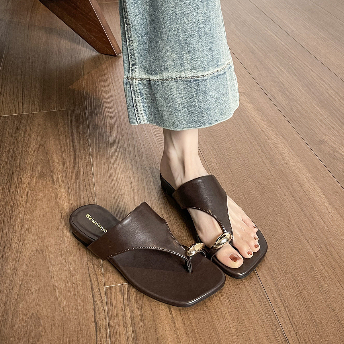 Damen elegante Zehentrenner-Sandalen mit modischem Riemendesign und goldener Applikation