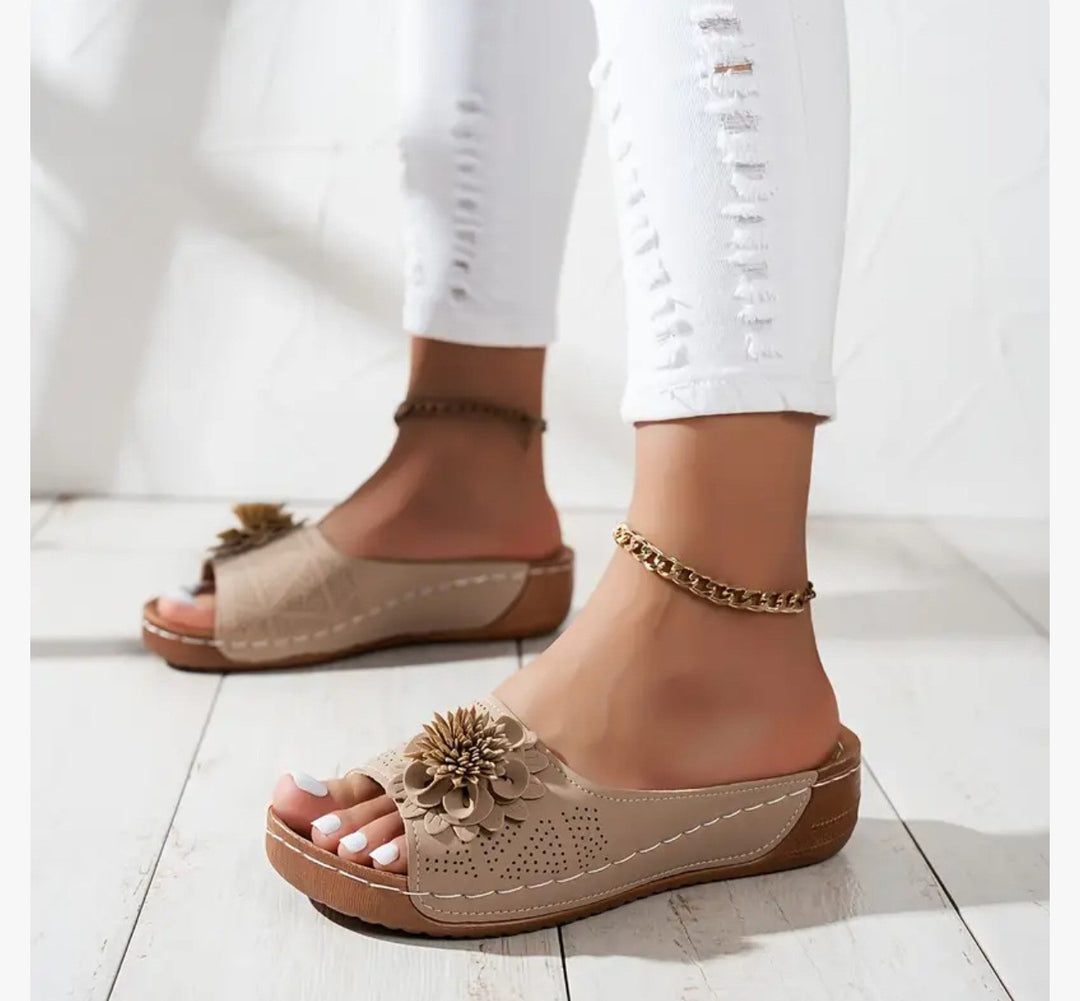 Damen Pantolette mit modischer Perforation und eleganter Blumenapplikation R&B