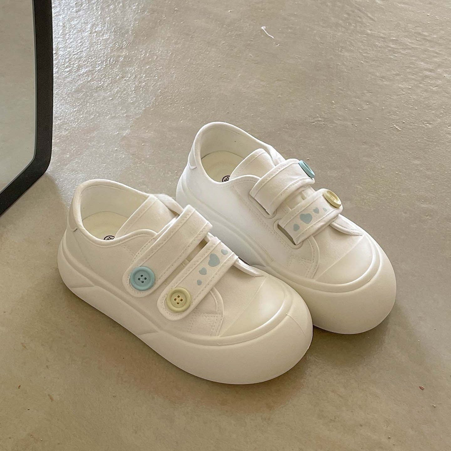 Damen bequeme und verspielte Sneaker mit Klettverschluss von