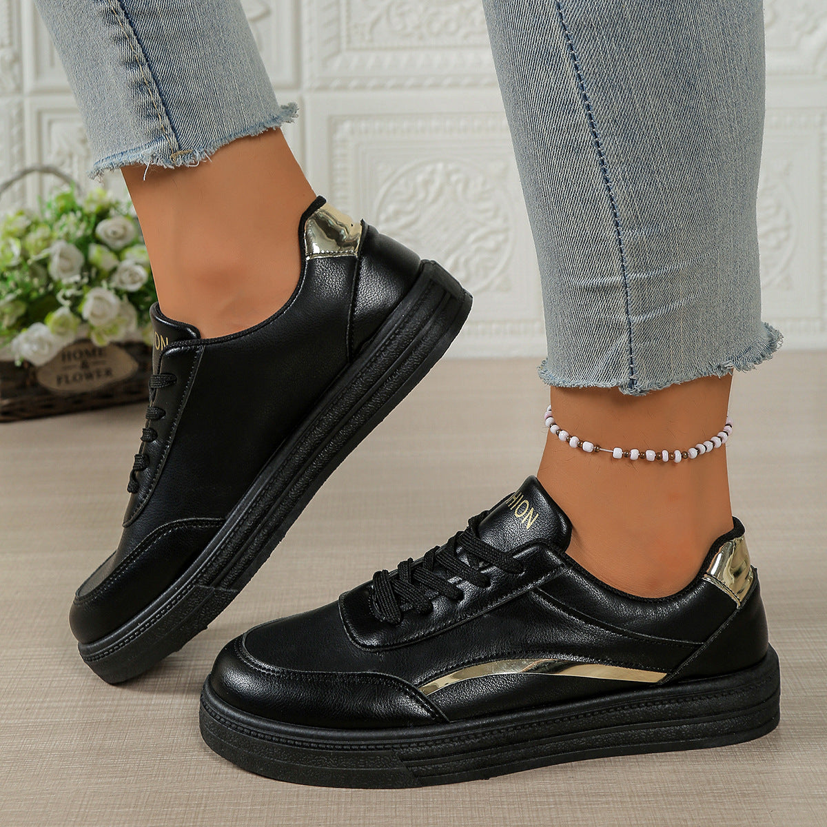 Damenstylische Sneaker mit metallischen Akzenten R&B