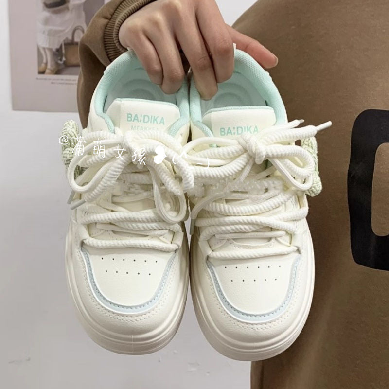 Damen Sneakers mit floralem Anhänger und komfortabler Sohle