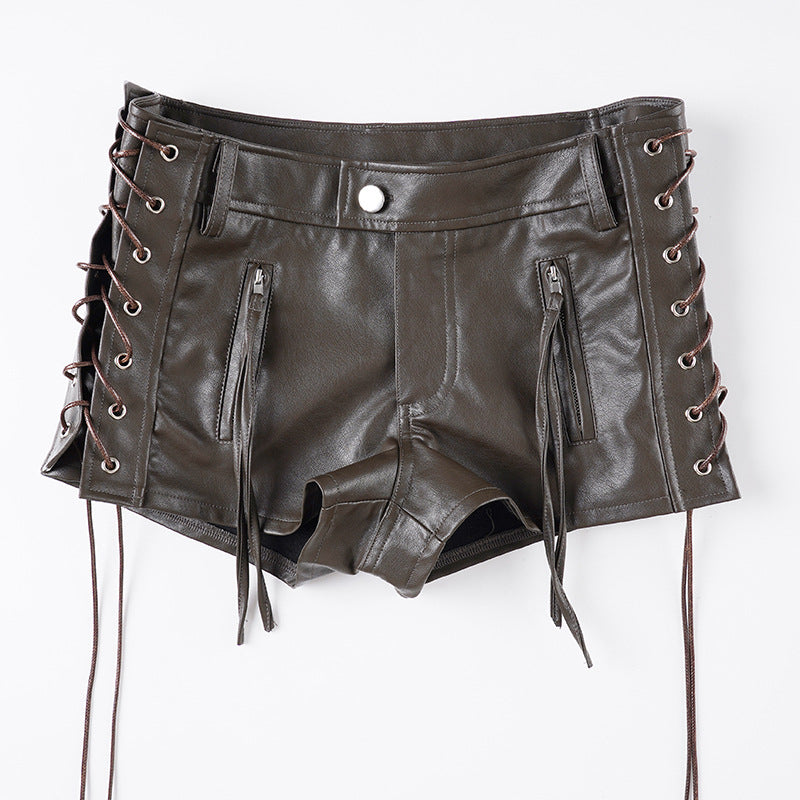Damen Kunstleder-Shorts mit dekorativen Knopfdetails R&B
