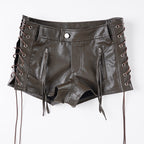 Damen Kunstleder-Shorts mit dekorativen Knopfdetails R&B