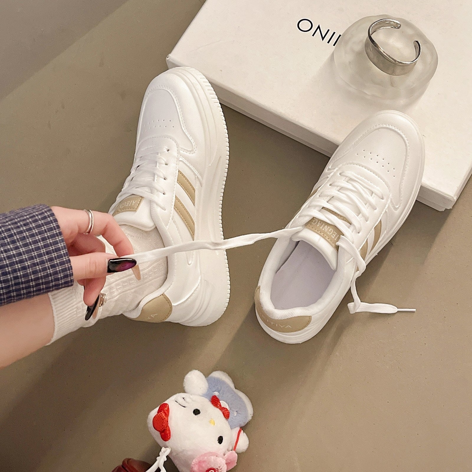 Damen Plattform Sneakers mit langlR&Biger Lederoberfläche und atmungsaktiver Dämpfung R&B