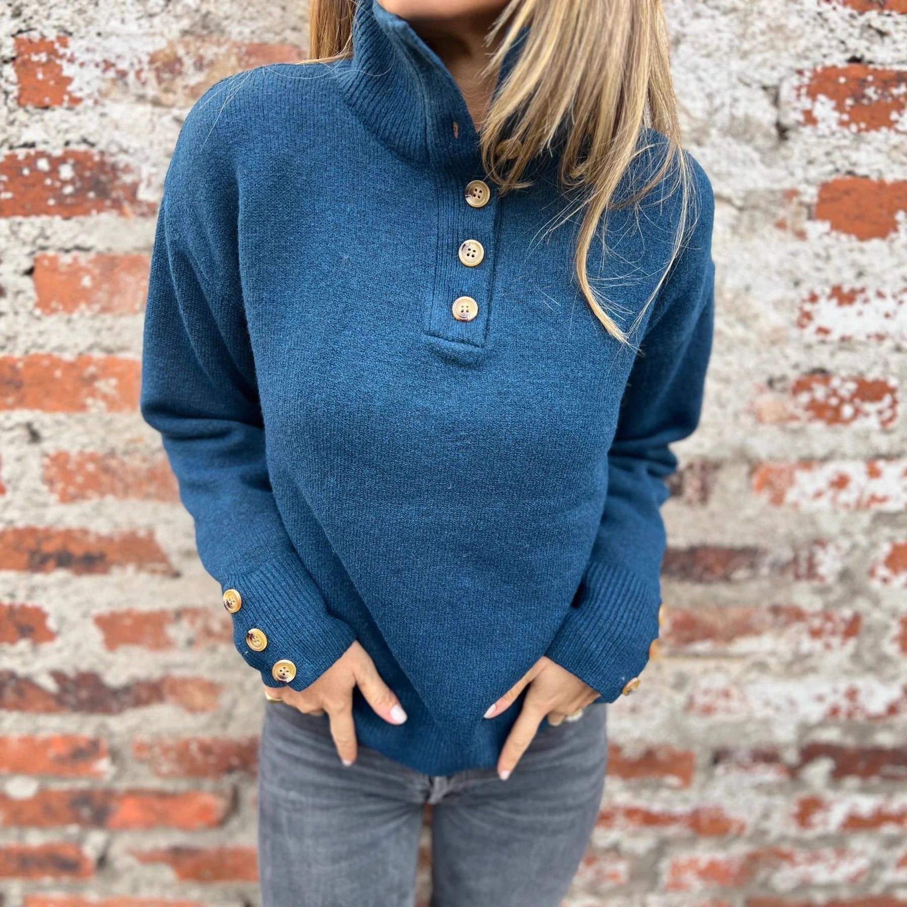 Damen modischer Strickpullover mit Knopfdetails und hohem Kragen R&B
