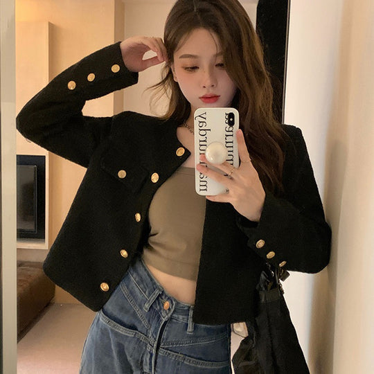 Damen Kurzblazer mit eleganten goldenen Knöpfen und modernem Schnitt
