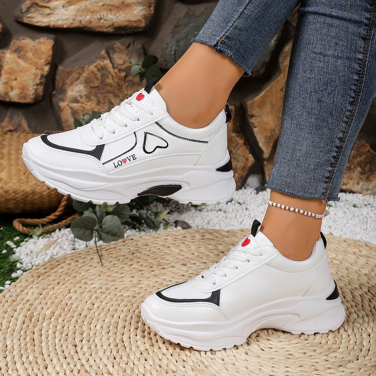 Damen Sneakers mit verspieltem Herzdesign und gepolsterter Sohle R&B
