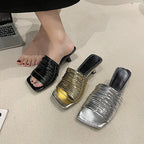 Damen-Mules mit glänzenden Riemen und elegantem Absatz