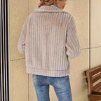 Damen Plüschjacke mit strukturiertem Design und hohem Kragen R&B