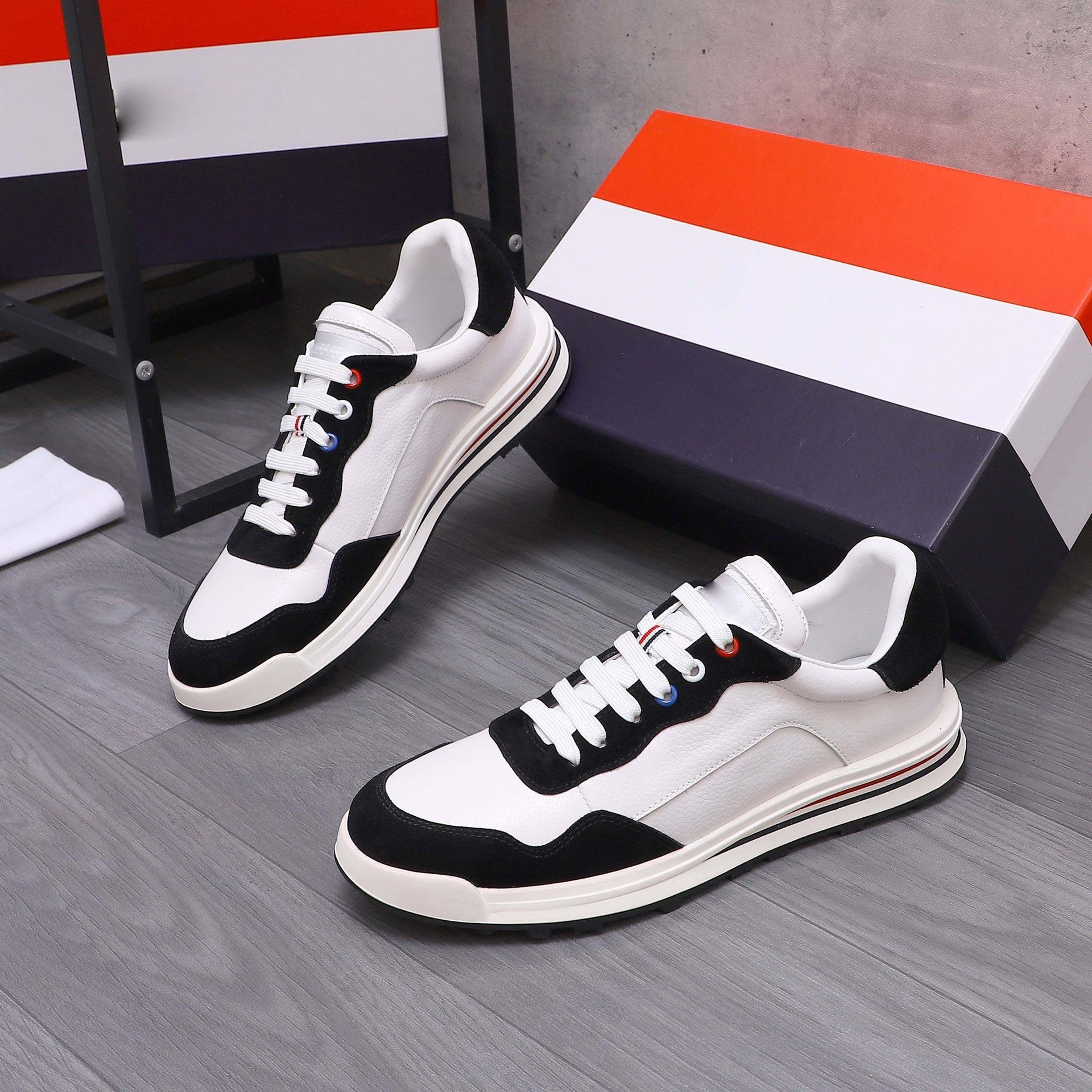 Damen Sportliche Leder Sneakers mit modischen Kontrasten von R&B