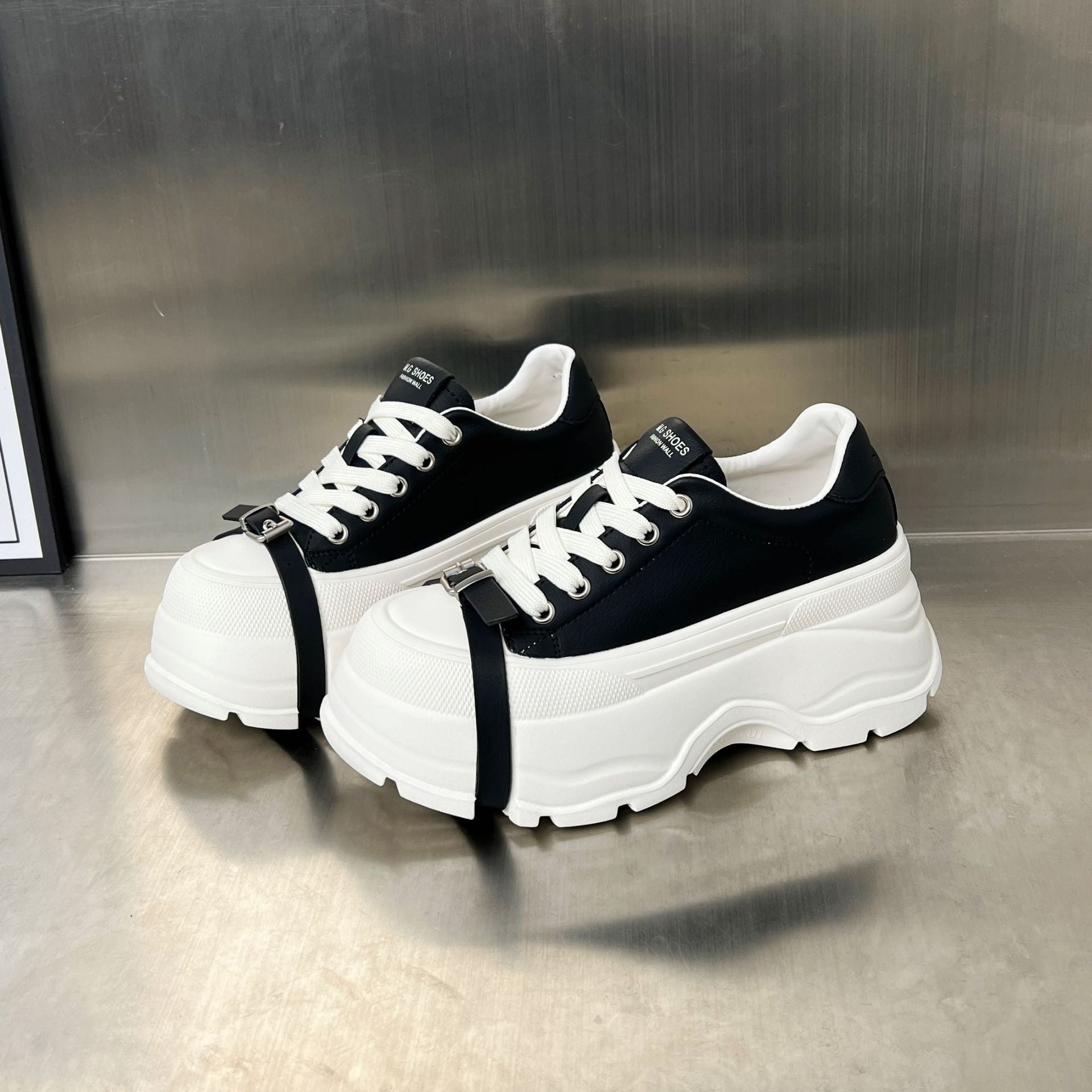 Damen Plateau-Sneaker im sportlichen Design mit verstellbarem Riemen R&B