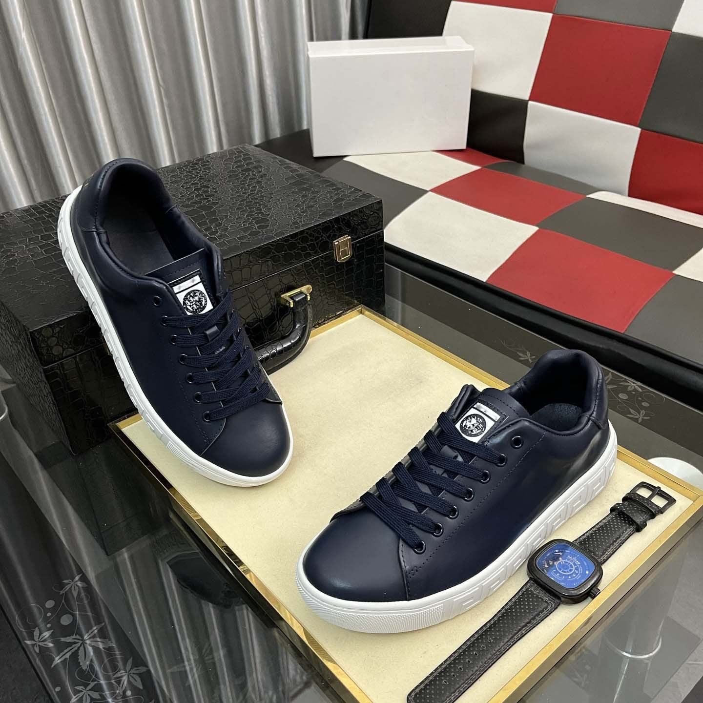 Damen Sneakers mit modischem Design und einzigartigem Markendetail R&B