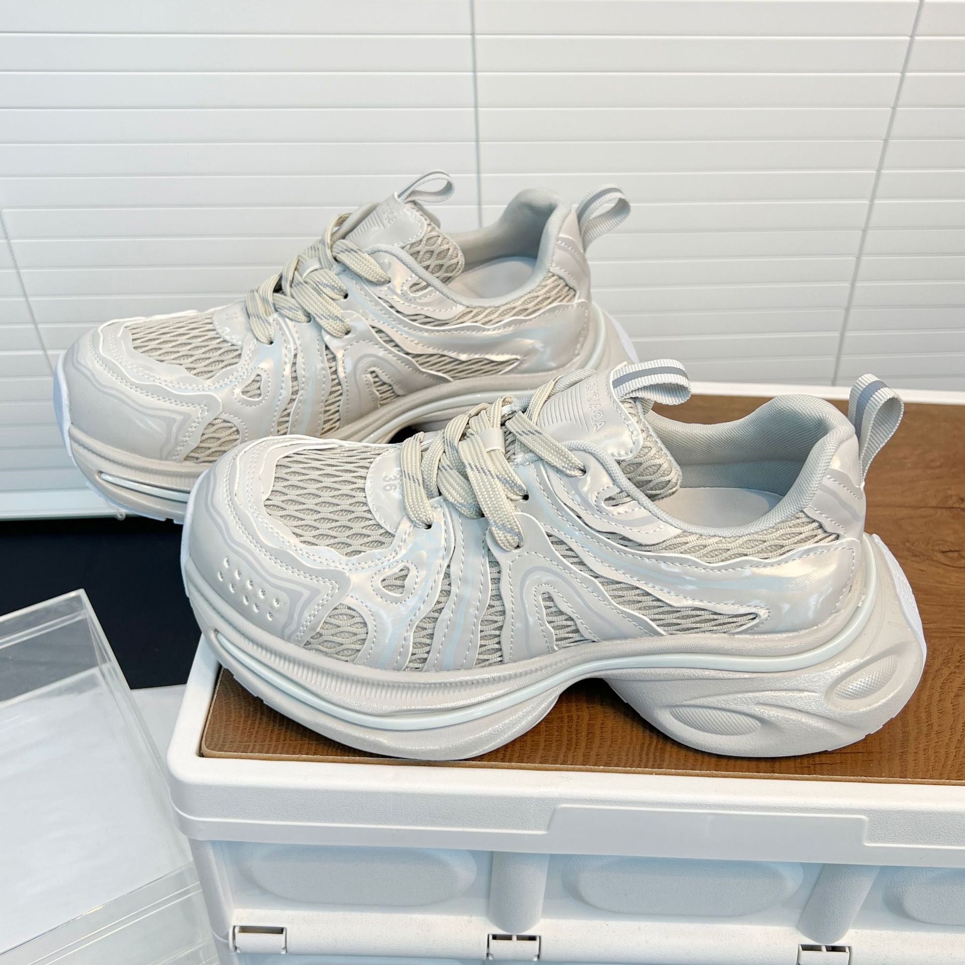 Damen Atmungsaktive Sneakers mit innovativem Dämpfungssystem und futuristischem Design R&B