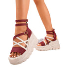 Damen Plateau-Sandalen mit geflochtenen Riemen und dekorativen Schnallen R&B