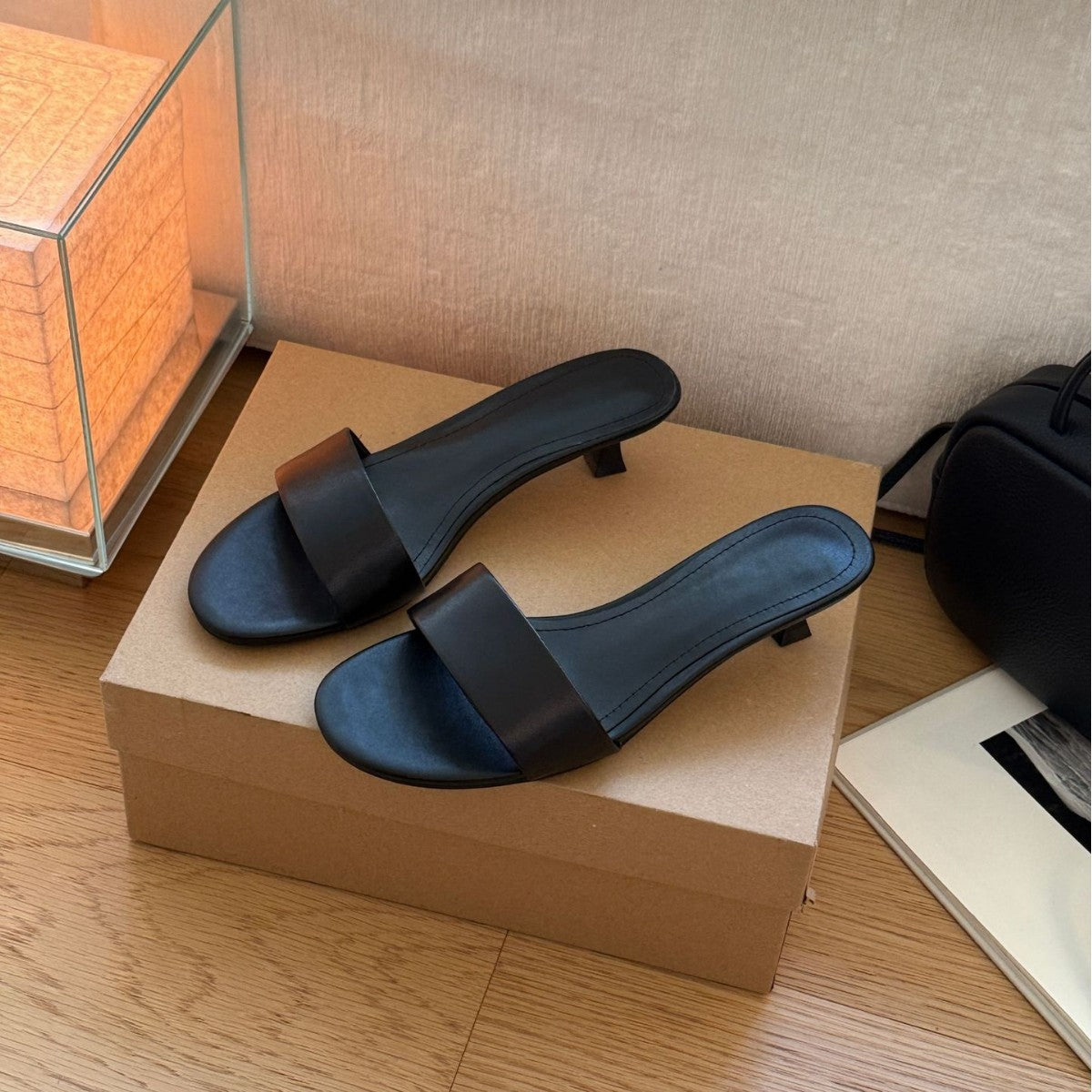 Damen Elegante und zeitlose Sandalen mit niedrigem Absatz