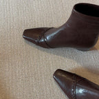 Damen Stiefeletten mit schmalem Schnitt und modischen Nähten