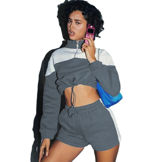 Damen modernes Sportoberteil mit kurzem Schnitt und dazu passender Shorts R&B
