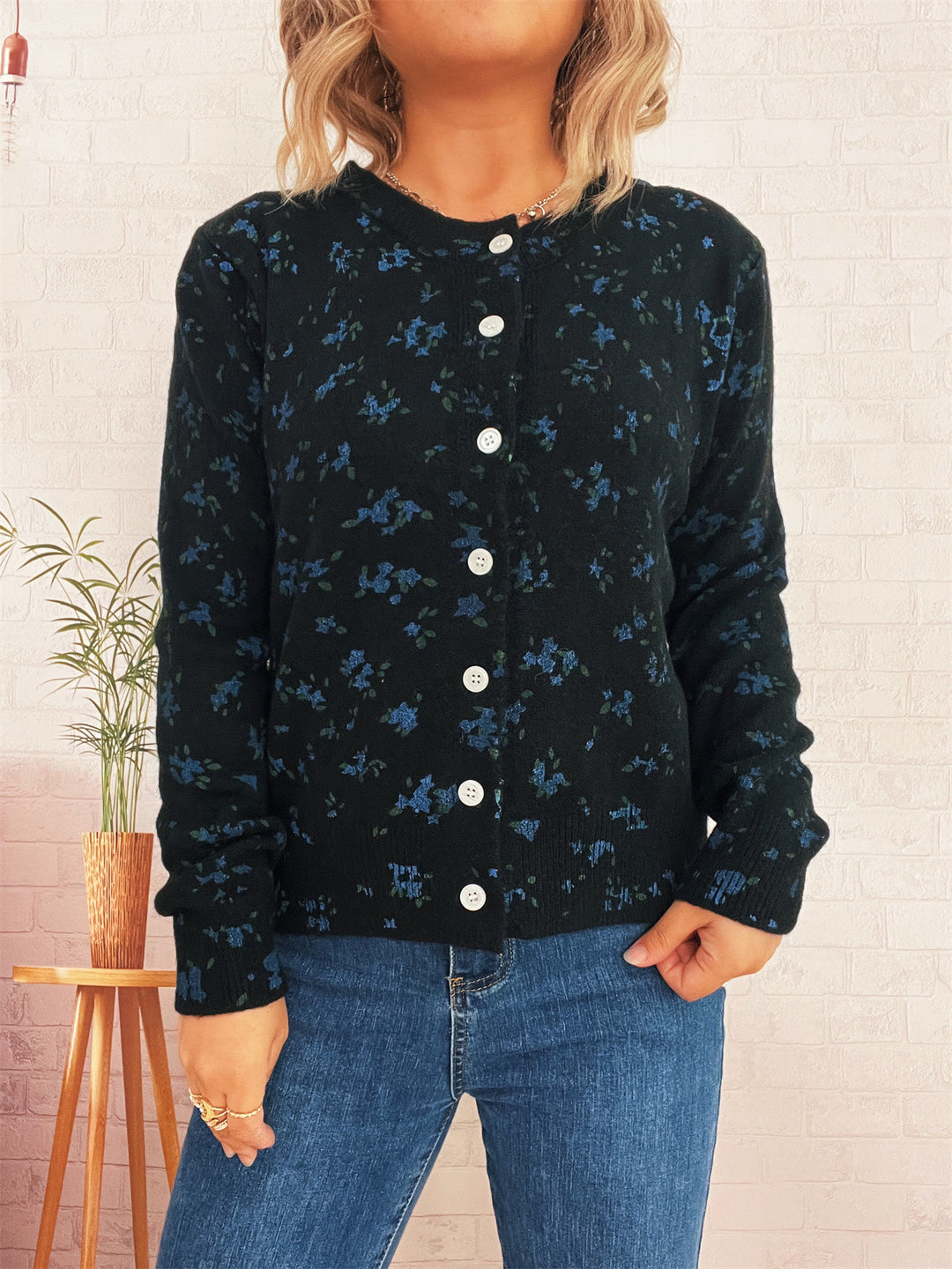Damen gemütliche Strickjacke mit floralen Mustern und Knopfverschluss R&B