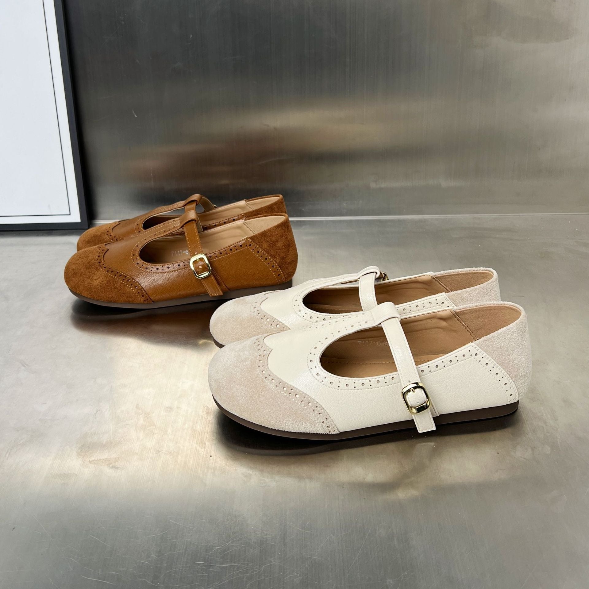 Damen elegante Slipper mit verstellbarem Riemen und feiner Perforation R&B