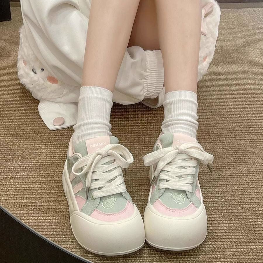 Damen Sneakers mit eleganter Struktur und modischen Details R&B