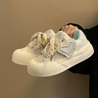 Damen Sneakers mit verspieltem Herz-Design und komfortablem Fußbett