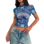 Damen nan figurbetontes bauchfreies Kurztop mit künstlerischem Wirbelprint, Stehkragen und Kräuselrand R&B