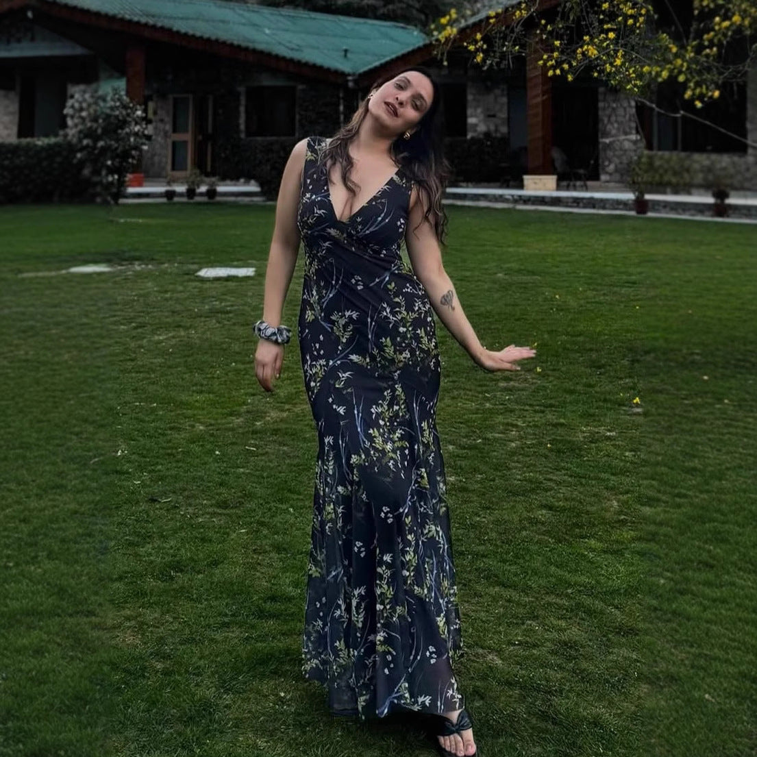 Damen Maxikleid mit floralen Akzenten und elegantem V-Ausschnitt