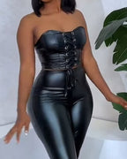 Damen figurbetonter Leder-Hotpant-Anzug mit Schnürdetails
