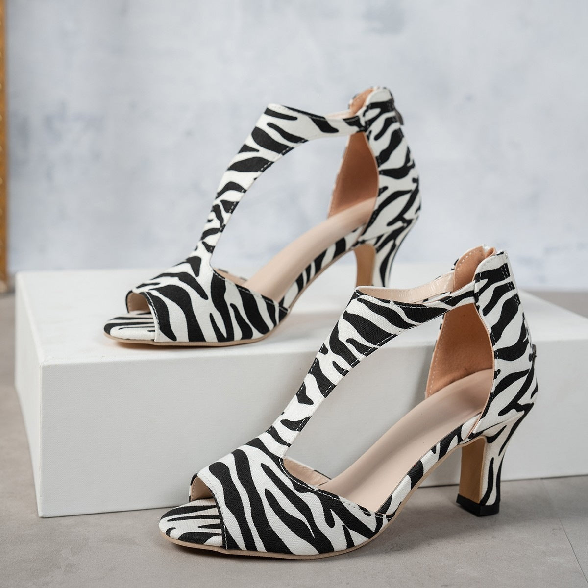 Damen High-Heel Sandalen mit angesagtem ZR&Bra-Print R&B