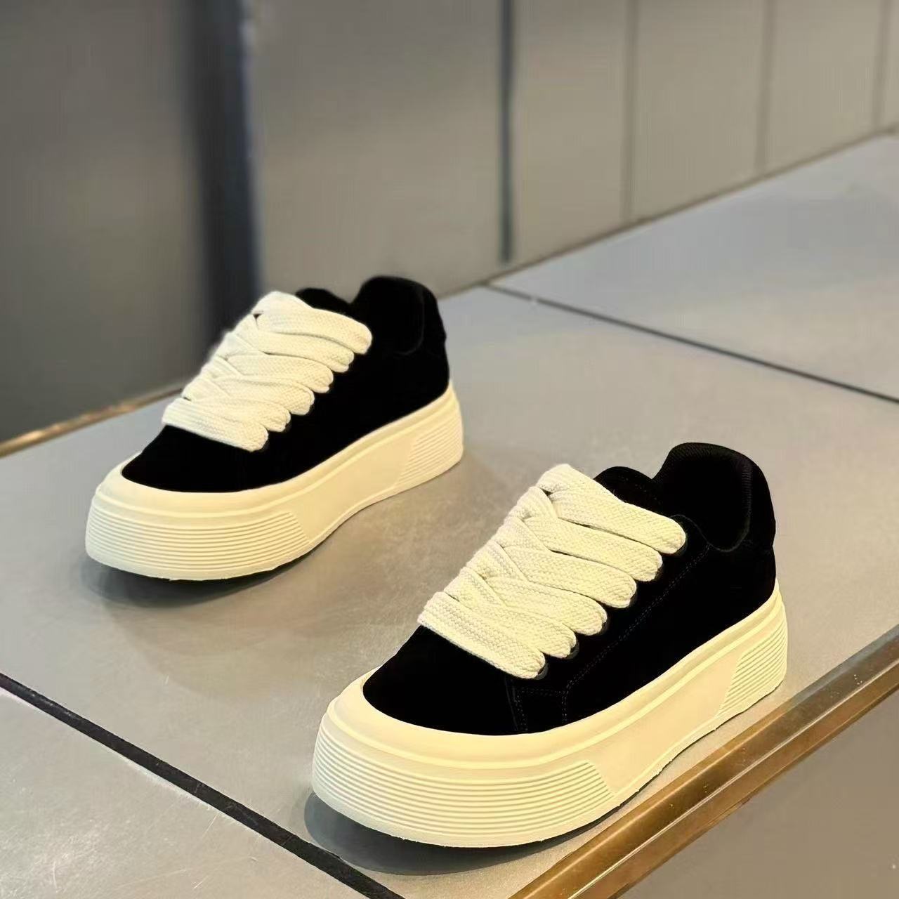 Damen Sneakers mit hoher Plattform und breiter Schnürung R&B