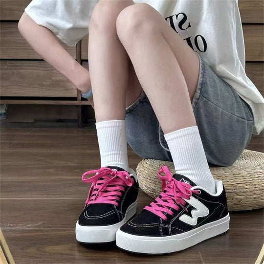 Damen Sportliche Sneaker mit kontrastierenden Schnürsenkeln und robustem Gummiprofil R&B