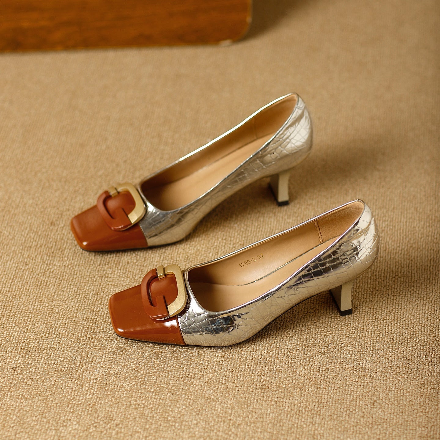 Damen elegante Pumps mit quadratischem Zehenbereich und modischer Schnallenapplikation