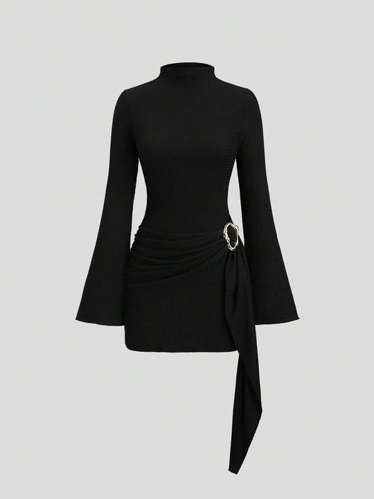 Damen nan figurbetontes Strick-Minikleid mit Stehkragen, Trompetenärmeln und seitlichem Drapé mit Zierring R&B