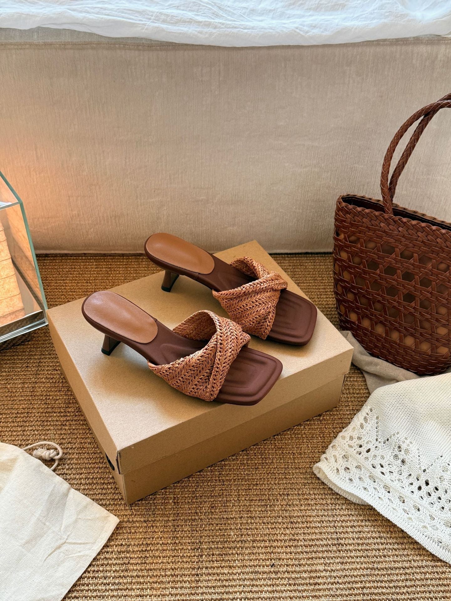 Damen Elegante Riemen-Sandalen mit niedrigem Absatz und geflochtenem Design R&B