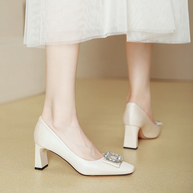 Damen modische Pumps mit funkelndem Schmuckdetail