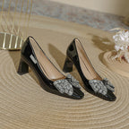 Damen Elegante Pumps mit glanzvollem Riemen und funkelndem Schleifenakzent