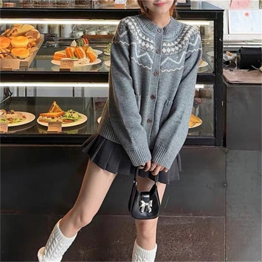 Damen Strickjacke im skandinavischen Stil mit dekorativem Muster und praktischen Taschen R&B