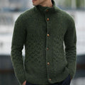Herren Strickjacke mit dekorativem Zopfmuster und praktischem Stehkragen R&B