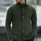 Herren Strickjacke mit dekorativem Zopfmuster und praktischem Stehkragen R&B
