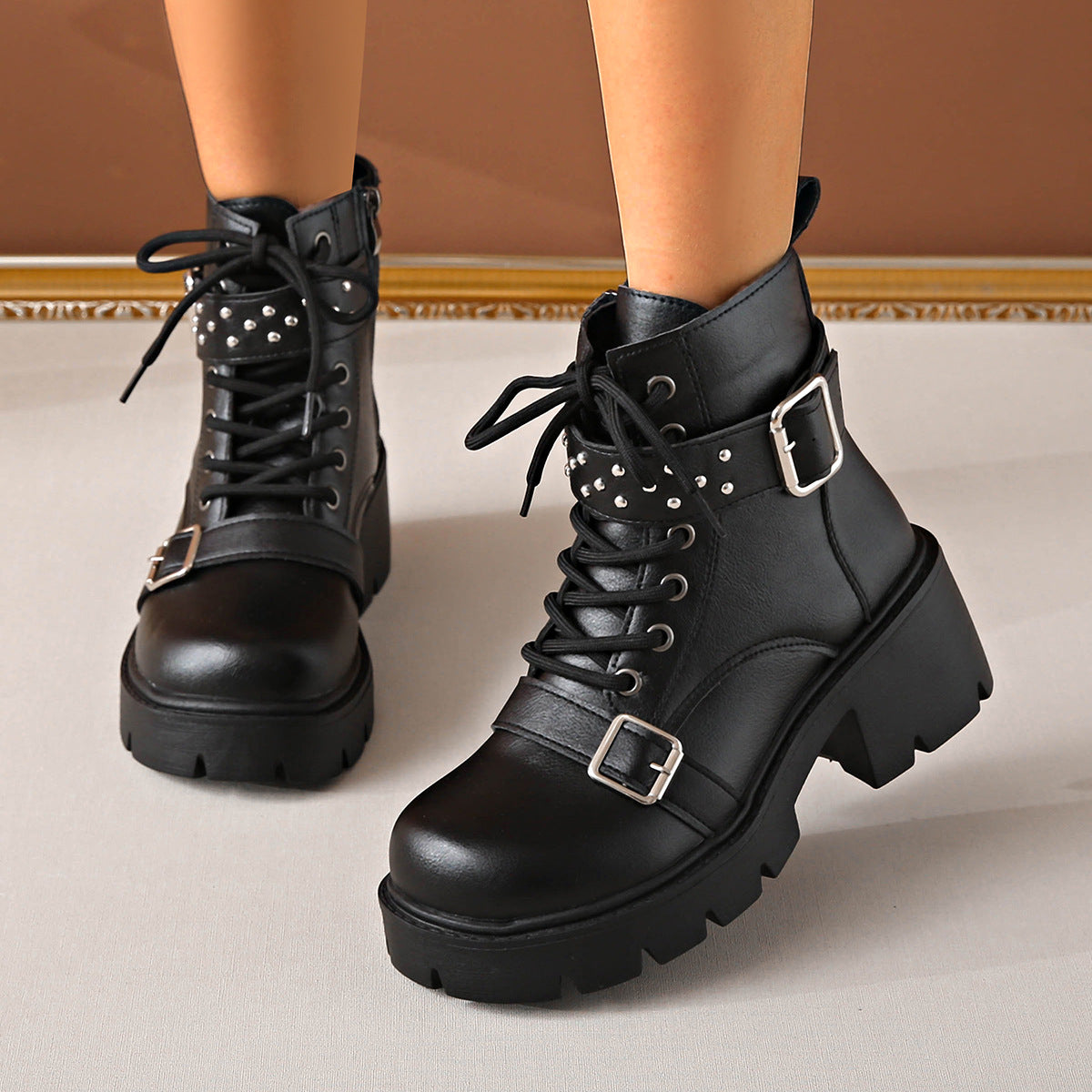 Damen nan robuste Schnür-Bikerboots mit Ziernietriemen, seitlichem Reißverschluss und profilierter Plateausohle R&B